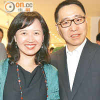 鄧淑德（左）及基金理事陳明耀（右）出席活動時講起基金訪美團。（溫國佳攝）