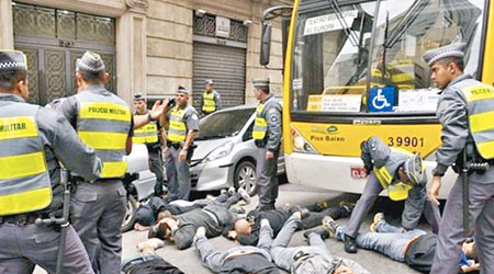 聖保羅警員拘捕用爆竹炸英格蘭球迷的巴西球迷。