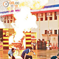 「退休騷」的重頭戲為模擬爆炸及火災表演，火光沖天。