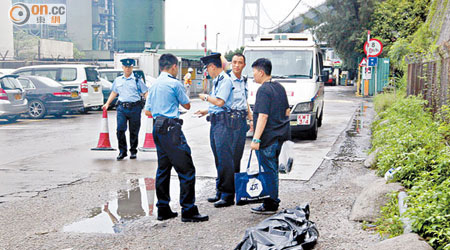 男子由青馬大橋跳下，飛墮橋底地盤，遺體被移至路旁。（梁卓明攝）