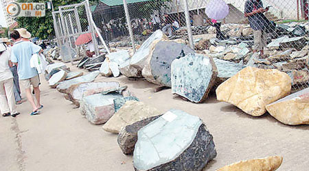 緬甸翡翠原石公盤拍賣如露天市集一樣，隨處見到很多原石放在路邊，圖為○九年一次開盤。（被訪者提供）