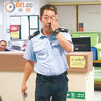 受傷警長送院治療。（王偉安攝）