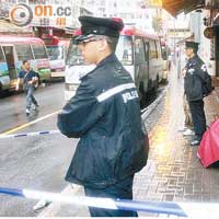 警員在宜安街小巴站調查。（胡德威攝）