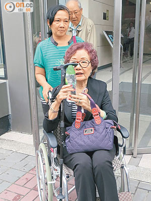 女事主陳宜嫻需要坐輪椅到庭作供。（陳漢超攝）