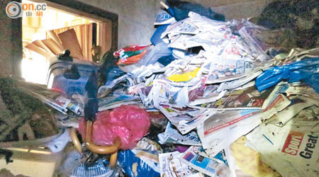 涉事單位堆滿垃圾，客廳遭雜物「淹沒」。