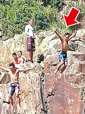 李天丞（箭嘴示）生前在facebook張貼懸崖跳水照片。（互聯網圖片）