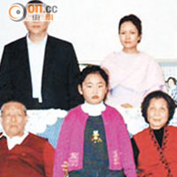 習近平（後排左）與家人早年合照，前排中為其女兒，後赴美讀書，習上台後召其返國。（資料圖片）