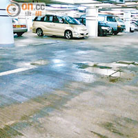 停車場水管滲漏，即使室外陽光普照，地面亦潮濕兼有積水。