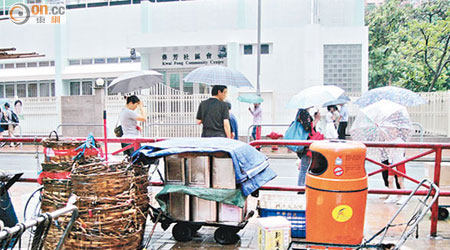 智芳街長期被佔用擺放雜物，食環署執法效力成疑。