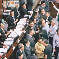 吳亮星在大批泛民議員包圍下，堅持下令表決撥款。（霍力誥攝）