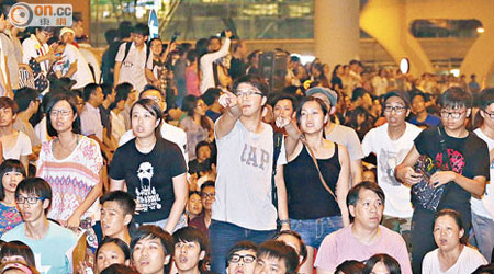 撥款通過後，場外上千名反對東北示威者一度鼓譟。（陳章存攝）
