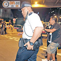 一名男警在行動中遺失警棍，至凌晨時分尋回。