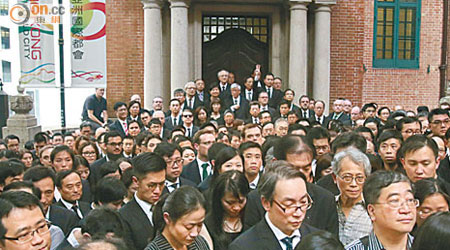 上千名法律界人士參與黑衣靜默遊行，並在終院外默站三分鐘。（黃仲民攝）