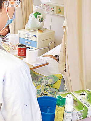 伊利沙伯醫院引入床邊沐浴車，減輕護士在搬運病人期間受傷的機會。（醫管局提供）