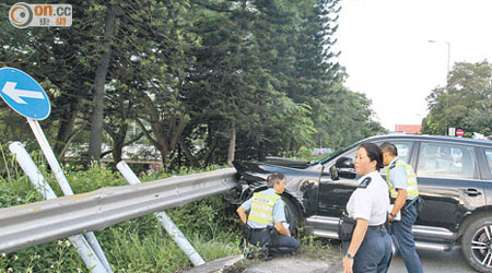 四驅車撞毀欄杆及交通指示牌。（楊日權攝）