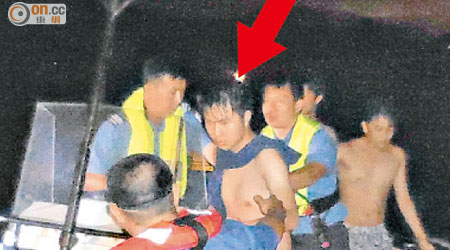 遇溺獲救少年（箭嘴示）由消防送上岸。（黃子源攝）