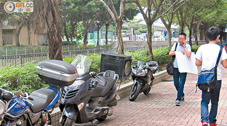 敬業里有多輛電單車違泊，被指對途人安全構成威脅。