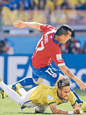巴西球星尼馬（下）今仗被對手多次惡意攔截。