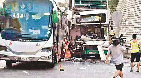 巴士車頭及旅遊巴車尾均嚴重損毀。（互聯網圖片）