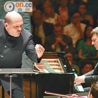港樂音樂總監梵志登（左）指揮樂團魅力不凡，為台下賓客帶來扣人心弦的樂章。