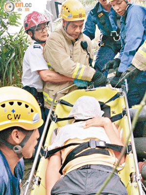 攀石受傷的男子由消防救起。（馬竟峯攝）