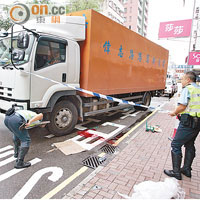 新豐路早前意外，一名老婦疑攝車罅時遭貨車撞倒，現場留下血漬。（資料圖片）