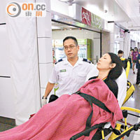 大埔墟站有女乘客不適須由救護員送院。（林少兒攝）