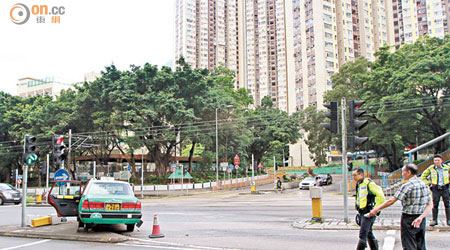 涉意外的士被撞至衝向路中，車門彈開拋出女乘客。