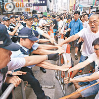 有遊行人士拉扯鐵馬，與警員鬥力。（霍力誥攝）