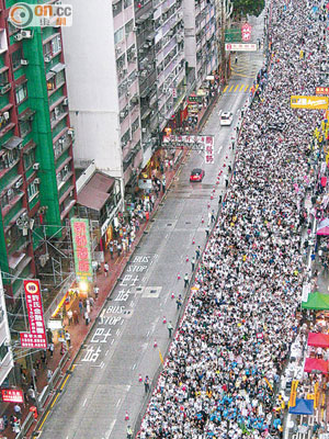 七一遊行隊伍橫跨維園至中環，部分人晚上留守遮打道提早佔中。（陳德賢攝）