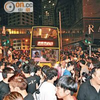 熱血公民成員在滙豐銀行外不停過馬路阻塞交通。（黃永俊攝）