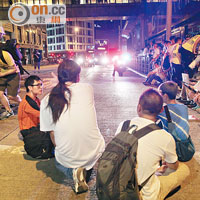 熱血公民成員坐於馬路阻塞交通。