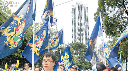 十多名香港自治運動成員高舉龍獅旗參與遊行反自由行。（羅錦鴻攝）