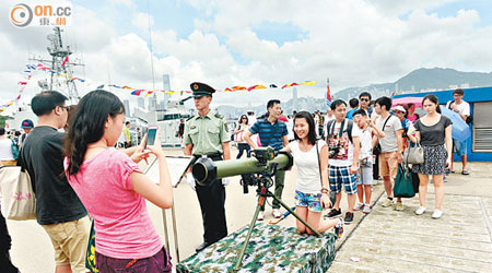 市民親身試用駐港部隊的軍事器材。（蕭毅攝）