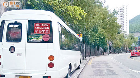 阿公岩道有行人路常有車輛違例停泊，令途人難以通過。（讀者提供）