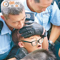警員施以按穴法制服部分頑抗的示威者。