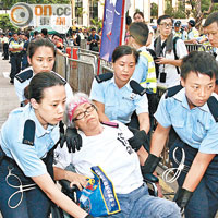 警方用輪椅將較為年長的示威者帶走。（胡德威攝）