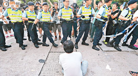 警方昨動用三千警力，對付不足一千人的佔中示威者。