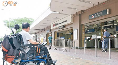 上水站的無障礙設施被指全設於收費區內，輪椅使用者如非乘搭港鐵，即難以穿過車站前往乘搭巴士。
