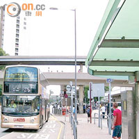 上水站近彩園路出口對出有多個巴士站，巴士乘客下車後如前往新運路，須穿過港鐵站。
