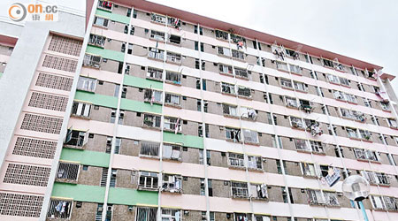 麗閣邨有部分住戶獲批安裝鋁窗，新入伙者卻被禁止安裝。