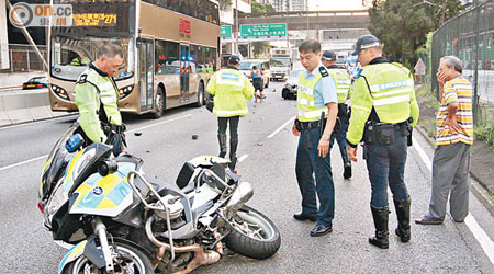 警方電單車翻側於路面。（賴南秋攝）