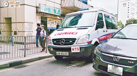 警車停泊在新蒲崗寧遠街禁區位置，阻礙後方車輛前進。（讀者提供）