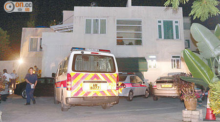 仁濟醫院總理鮑誠業寓所遭竊賊入屋爆竊，警員在場調查。（林耀康攝）