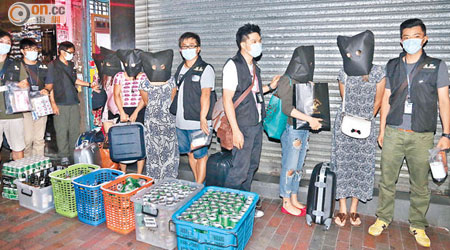 警員將被捕五名泰妓帶署助查。（楊偉嶽攝）