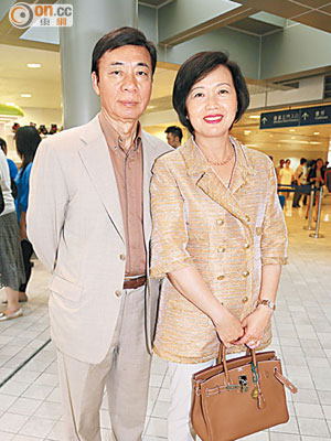 蘇陳偉香與丈夫蘇啟聲都好滿意名下馬匹今季嘅表現。（溫國佳攝）