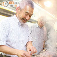 酒店附近一間米芝蓮食肆嘅齊藤師傅，專程來港製作胡應湘最愛嘅牛肉串燒畀嘉賓食。