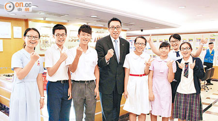 康泰旅行社董事總經理黃進達（左四）勉勵入圍同學把握機會體驗外國文化。