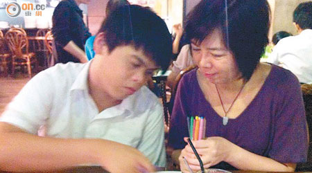 先天性深度失聰的舒樂（左）在媽媽（右）悉心教導下，學有所成，獲台灣一間大學肯定。（受訪者提供）