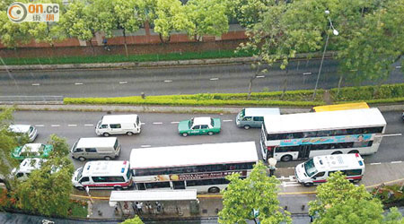 巴士停靠在嘉福邨對開待警員調查。（讀者提供）